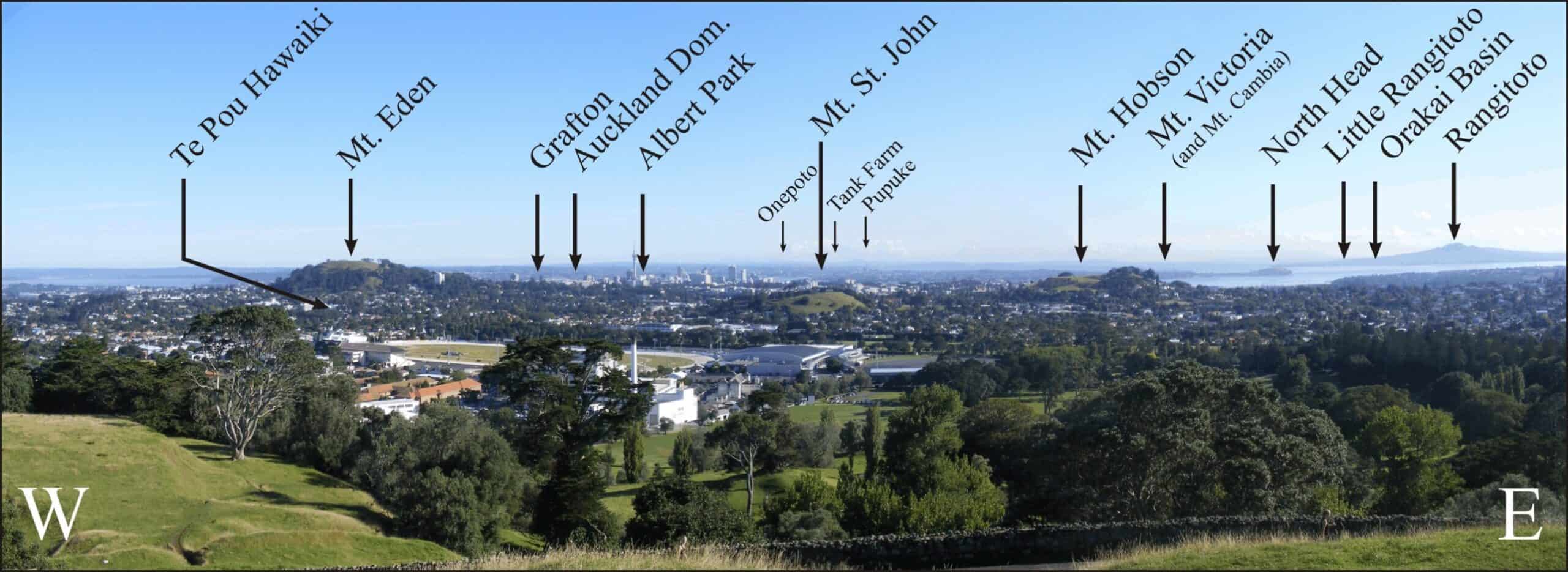 View east across Tāmaki Makaurau from Maungakiekie, with the volcanic cones labelled from Te Pou Hawaiki and Mt Eden in the west to North Head, Ōrākei Basin and Rangitoto in the east
